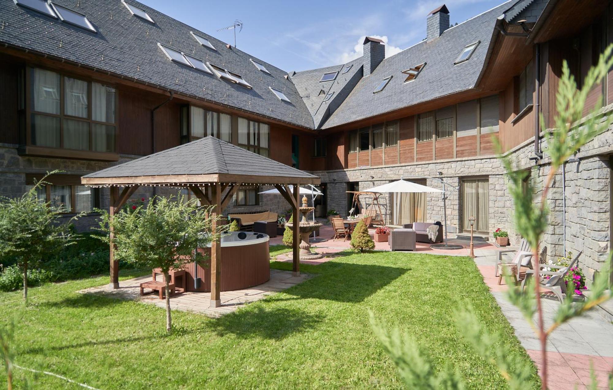 Gran Chalet Hotel & Petit Spa Vielha Exteriör bild
